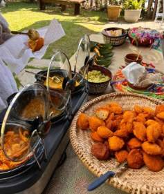 Buffet servido no jardim, com réchauds e cesta de salgados