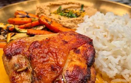Frango assado com arroz branco, legumes tostados e pasta num prato dourado
